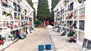 La Policía investiga la profanación de una veintena de tumbas en el Cementerio Municipal de Utrera en Sevilla.