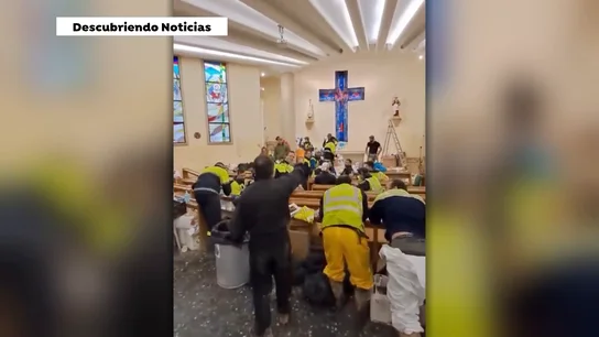 Un cura de Paiporta canta 'El rap de la bendición' a los policías Antena3 Noticias