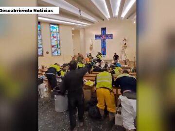 Un cura de Paiporta canta 'El rap de la bendición' a los policías