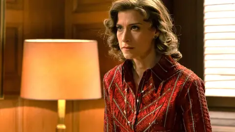 Marta se enfrenta a Santiago y le despide: “En esta fábrica se respeta a las mujeres” Marta se enfrenta a Santiago y le despide: “En esta fábrica se respeta a las mujeres”