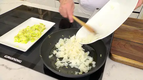 Agrega el bacalao desmigado y saltéalo Agrega el bacalao desmigado y saltéalo