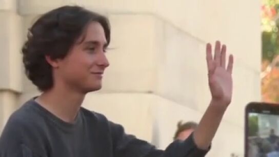 El actor Timoth&eacute;e Chalamet y el actor Glenn Powell los m&aacute;s virales de los concursos de dobles que se han puesto de moda