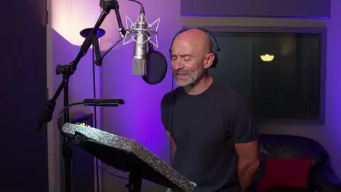 Los miedos de Antonio Lobato en Mask Singer: "Iba al estudio asustado porque las canciones estaban fuerísima de mi tono" Los miedos de Antonio Lobato en Mask Singer: "Iba al estudio asustado porque las canciones estaban fuerísima de mi tono"