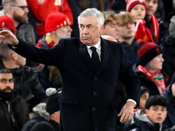 Carlo Ancelotti da instrucciones en la banda de Anfield