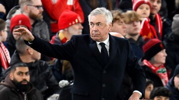 Carlo Ancelotti da instrucciones en la banda de Anfield