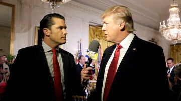 Pete Hegseth entrevista a Donald Trump cuando era presentador de Fox en 2017