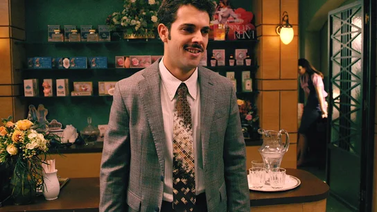 Santiago vuelve a la tienda e intenta agredir a Fina... ¡pero escucha que ha quedado con alguien! Santiago vuelve a la tienda e intenta agredir a Fina... ¡pero escucha que ha quedado con alguien!
