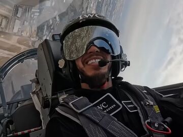 Lewis Hamilton durante su vuelo en un jet