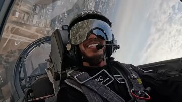 Lewis Hamilton durante su vuelo en un jet