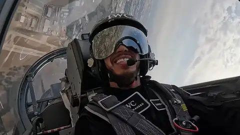 Lewis Hamilton durante su vuelo en un jet Lewis Hamilton durante su vuelo en un jet