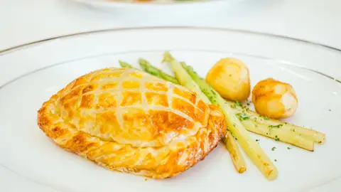 Empanada de salmón acompañada de espárragos Empanada de salmón acompañada de espárragos