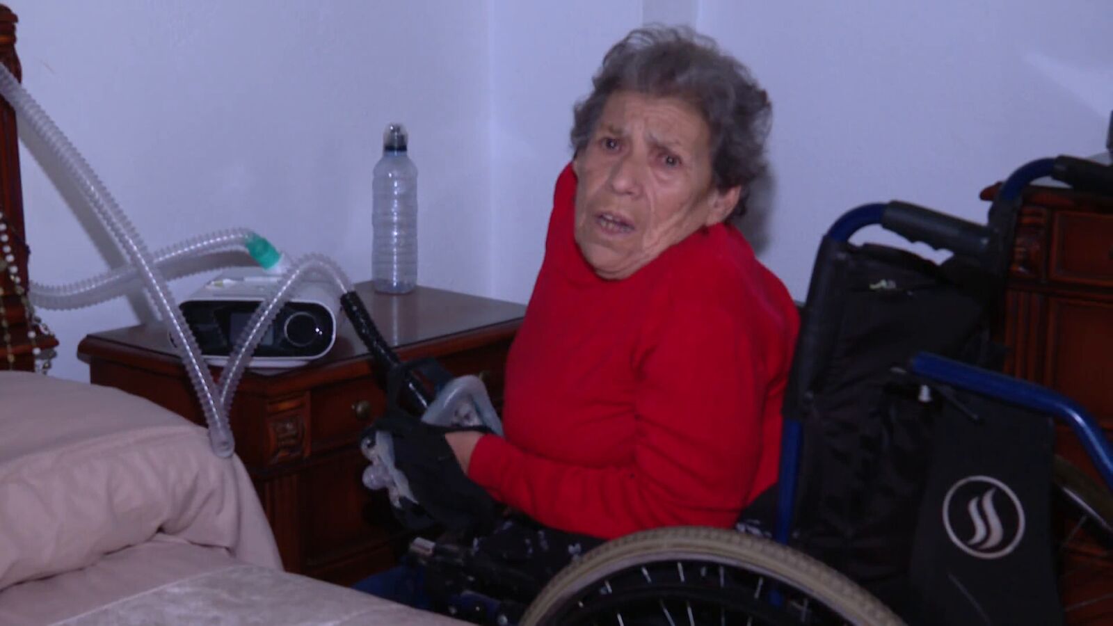 Rosarito no puede usar su respirador por los cortes de luz en Sevilla desde hace años: 