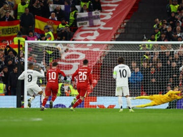 Momento en el que Kylian Mbappé lanza el penalti en Anfield