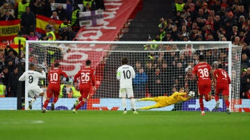 Momento en el que Kylian Mbappé lanza el penalti en Anfield