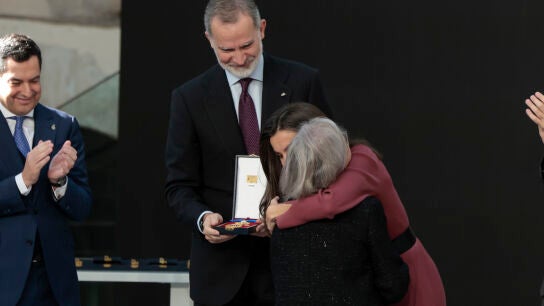 El abrazo entre la reina Letizia y la madre de Itziar Castro