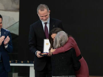 El abrazo entre la reina Letizia y la madre de Itziar Castro