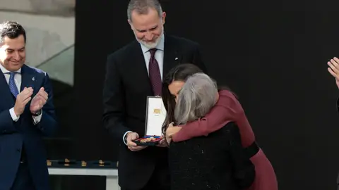 El abrazo entre la reina Letizia y la madre de Itziar Castro El abrazo entre la reina Letizia y la madre de Itziar Castro