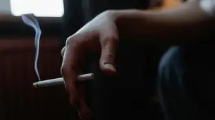 Imagen de archivo de una persona fumando Imagen de archivo de una persona fumando
