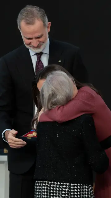 El abrazo de la reina Letiza a Lucía Rivadulla El abrazo de la reina Letiza a Lucía Rivadulla