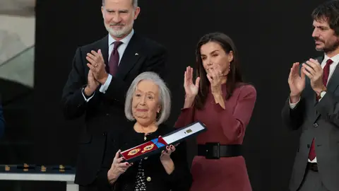El rey Felipe VI y la reina Letiza junto a Lucía Rivadulla El rey Felipe VI y la reina Letiza junto a Lucía Rivadulla