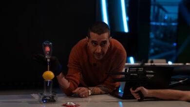 ¡Alucinante! Marron sorprende a Dani Martín reproduciendo sus canciones un generador Tesla musical