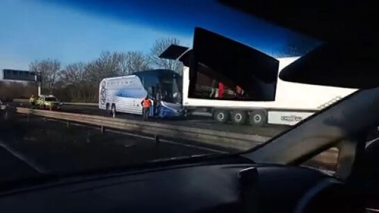 El nuevo autob&uacute;s del Real Madrid sufre un accidente en la M40 volviendo de Liverpool