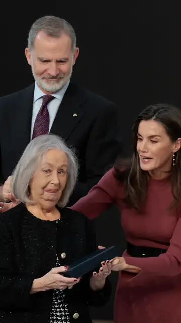 El rey Felipe VI y la reina Letiza junto a Lucía Rivadulla El rey Felipe VI y la reina Letiza junto a Lucía Rivadulla