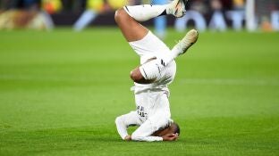 Kylian Mbapp&eacute; cae sobre el terreno de juego en Anfield