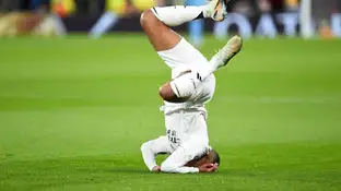 Kylian Mbappé cae sobre el terreno de juego en Anfield Kylian Mbappé cae sobre el terreno de juego en Anfield