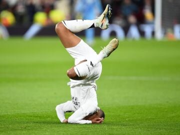 Kylian Mbappé cae sobre el terreno de juego en Anfield