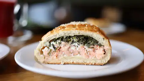 Empanada de salmón, queso crema y espinacas Empanada de salmón, queso crema y espinacas