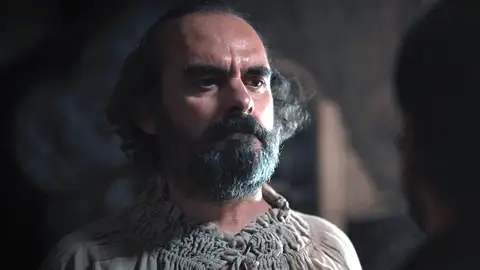 Sancho descubre que Telmo está escondido en la tahona: “¿Quieres arruinar nuestras vidas, hereje?” Sancho descubre que Telmo está escondido en la tahona: “¿Quieres arruinar nuestras vidas, hereje?”