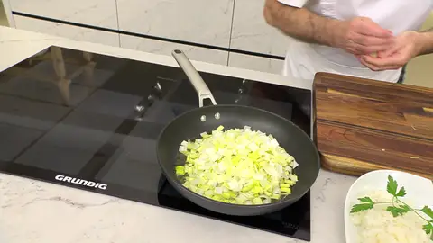 Rehoga los puerros a fuego suave Rehoga los puerros a fuego suave