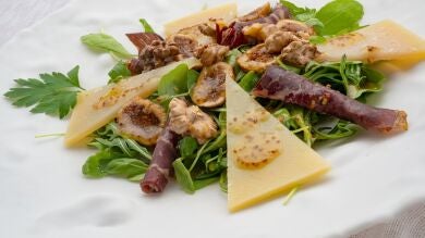 Mezcla perfecta de dulce y salado en esta ensalada de queso, cecina y nueces, con toque crujiente de Karlos Arguiñano