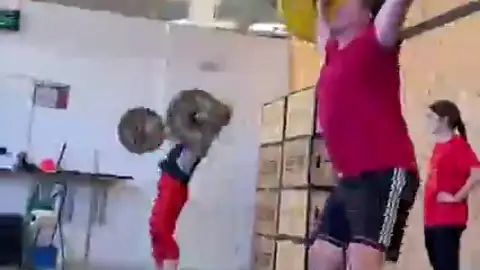 Una empresa sevillana tiene su propio box de CrossFit para sus trabajadores: "Ha incrementado la productividad" Una empresa sevillana tiene su propio box de CrossFit para sus trabajadores: "Ha incrementado la productividad"