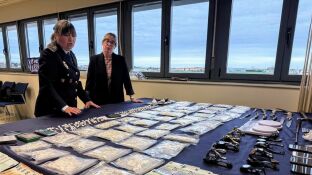 Droga, armas y dinero incautado en la operaci&oacute;n