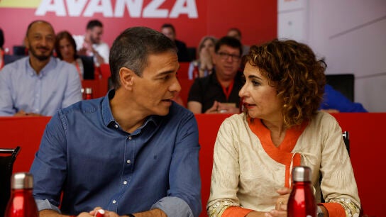 El l&iacute;der socialista y presidente del Gobierno, Pedro S&aacute;nchez, habla con la vicepresidenta primera del Gobierno y ministra de Hacienda, Mar&iacute;a Jes&uacute;s Montero