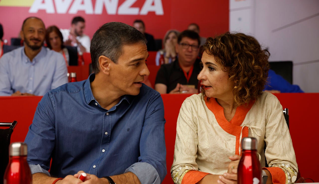 El l&iacute;der socialista y presidente del Gobierno, Pedro S&aacute;nchez, habla con la vicepresidenta primera del Gobierno y ministra de Hacienda, Mar&iacute;a Jes&uacute;s Montero