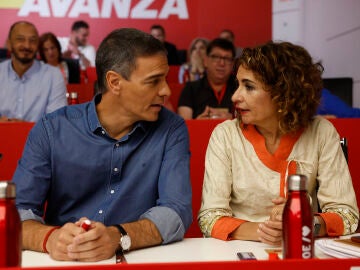 El líder socialista y presidente del Gobierno, Pedro Sánchez, habla con la vicepresidenta primera del Gobierno y ministra de Hacienda, María Jesús Montero