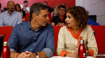 El líder socialista y presidente del Gobierno, Pedro Sánchez, habla con la vicepresidenta primera del Gobierno y ministra de Hacienda, María Jesús Montero