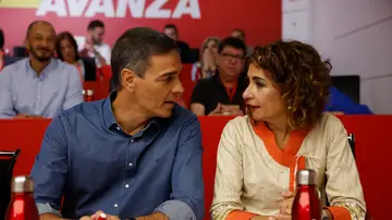 El líder socialista y presidente del Gobierno, Pedro Sánchez, habla con la vicepresidenta primera del Gobierno y ministra de Hacienda, María Jesús Montero El líder socialista y presidente del Gobierno, Pedro Sánchez, habla con la vicepresidenta primera del Gobierno y ministra de Hacienda, María Jesús Montero