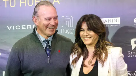 Bertín Osborne y Fabiola Martínez posando para la prensa Bertín Osborne y Fabiola Martínez posando para la prensa