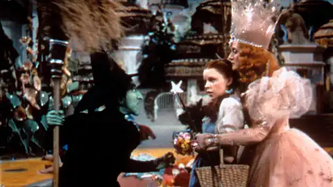 Margaret Hamilton, Judy Garland, Billie Burke en El Mago de Oz Margaret Hamilton, Judy Garland, Billie Burke en El Mago de Oz