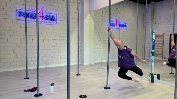  Juan Luis, pole dancer con 57 años: “Me decían cosas por ser hombre y hacer este deporte, pero más me decían por mi peso y por la edad”