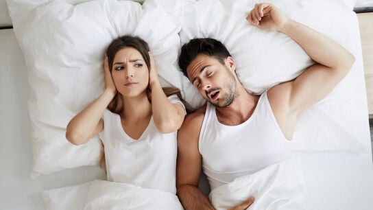 Una mujer no puede dormir con los ronquidos de su novio en casa