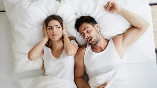 Una mujer no puede dormir con los ronquidos de su novio en casa Una mujer no puede dormir con los ronquidos de su novio en casa
