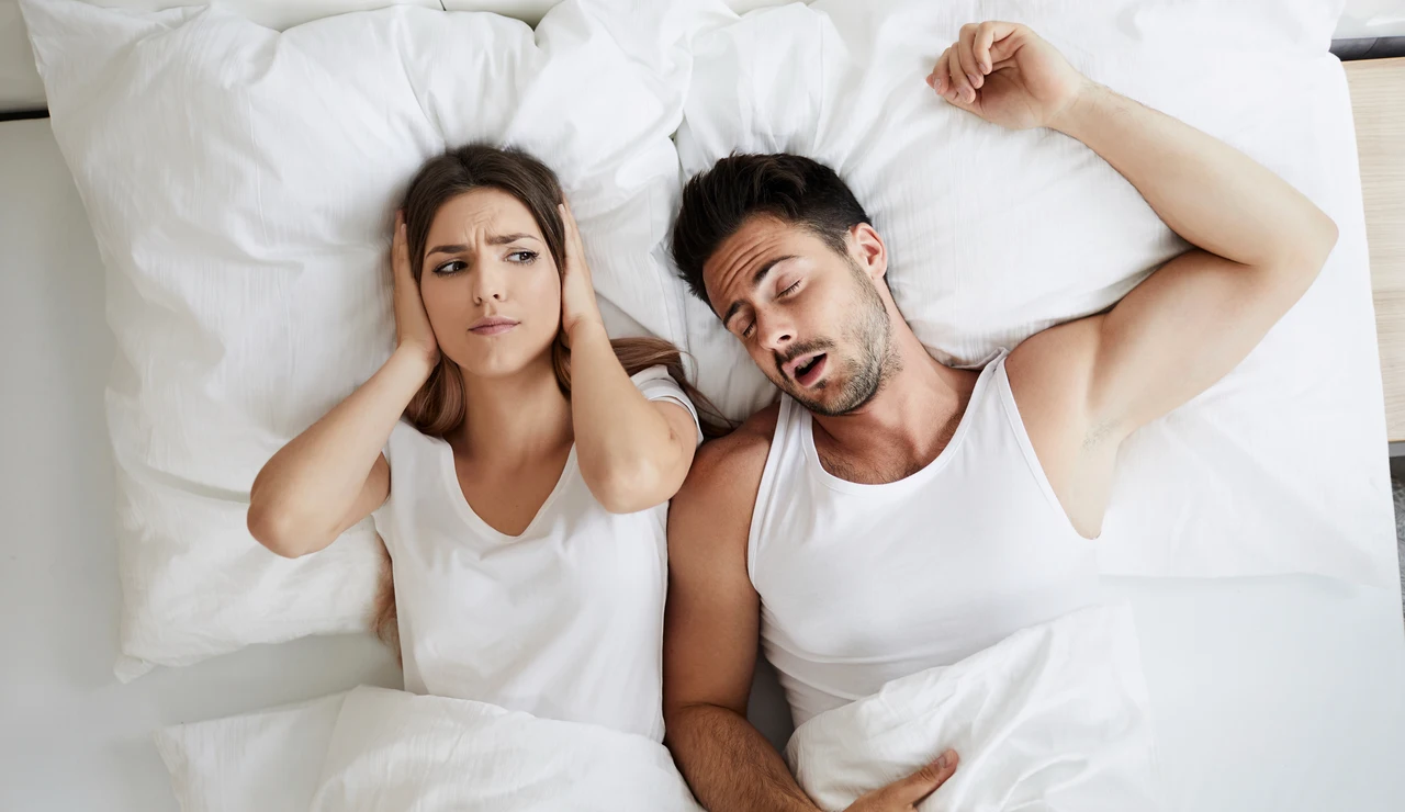 Una mujer no puede dormir con los ronquidos de su novio en casa
