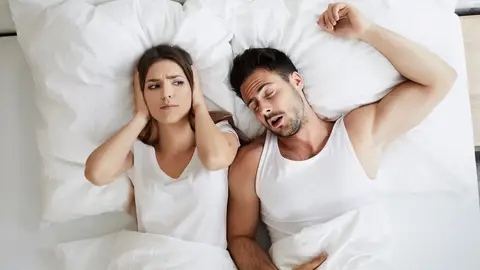 Una mujer no puede dormir con los ronquidos de su novio en casa Una mujer no puede dormir con los ronquidos de su novio en casa