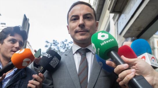 Juan Lobato atiende a los medios a su salida del Supremo