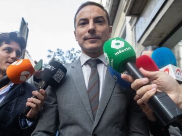 Juan Lobato atiende a los medios a su salida del Supremo